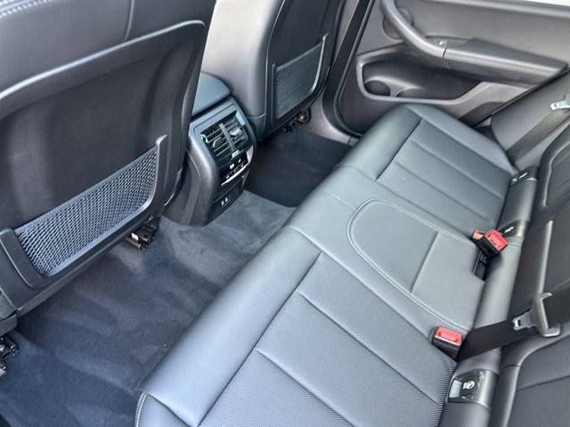 BMW X3 Vehicle Full-screen Gallery Image 12