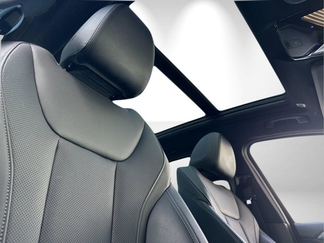 BMW X3 Vehicle Full-screen Gallery Image 17