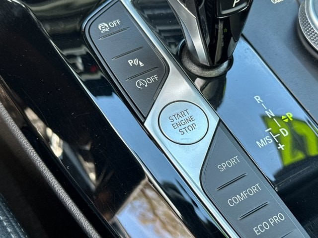 BMW X3 Vehicle Full-screen Gallery Image 23