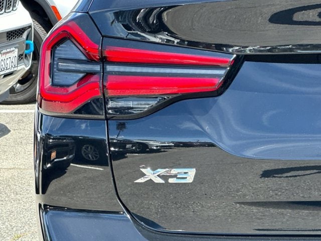 BMW X3 Vehicle Full-screen Gallery Image 27