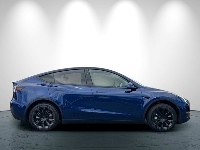 Tesla Model Y Vehicle Full-screen Gallery Image 03