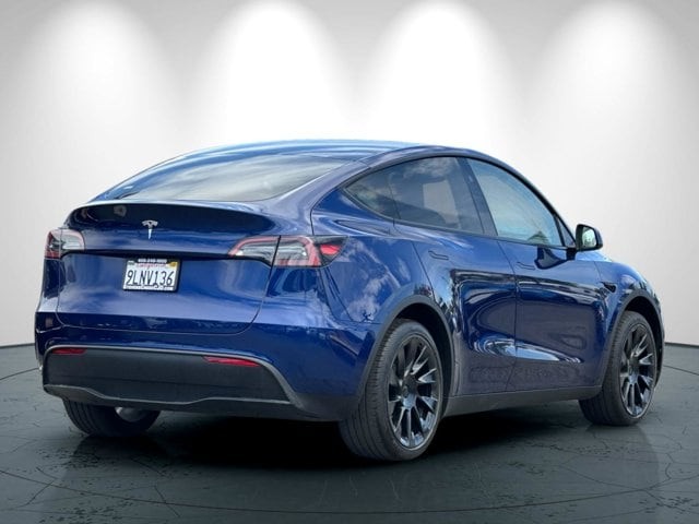 Tesla Model Y Vehicle Full-screen Gallery Image 04