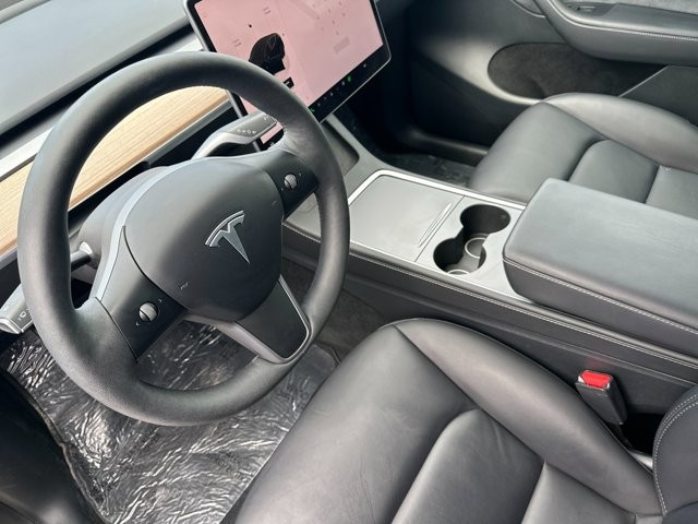 Tesla Model Y Vehicle Full-screen Gallery Image 10