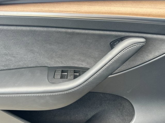 Tesla Model Y Vehicle Full-screen Gallery Image 11