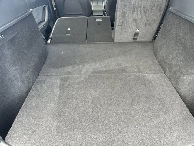 Tesla Model Y Vehicle Full-screen Gallery Image 15