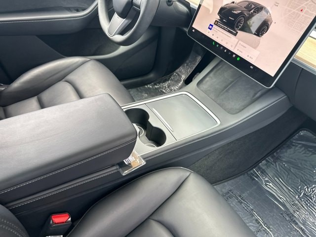 Tesla Model Y Vehicle Full-screen Gallery Image 16