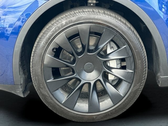 Tesla Model Y Vehicle Full-screen Gallery Image 24