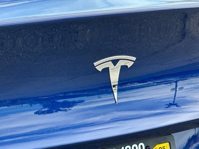 Tesla Model Y Vehicle Full-screen Gallery Image 25