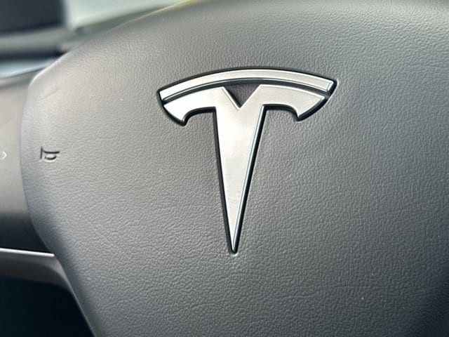 Tesla Model Y Vehicle Full-screen Gallery Image 27