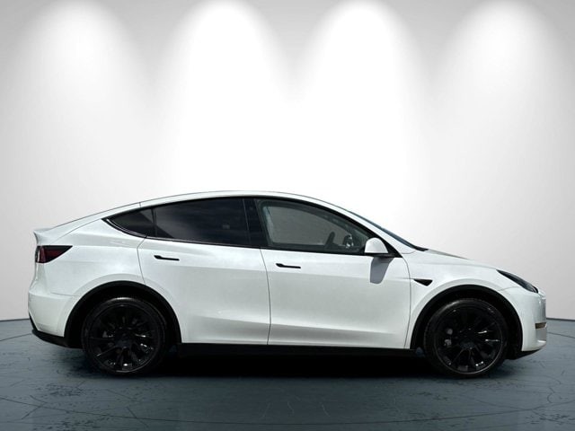 Tesla Model Y Vehicle Full-screen Gallery Image 03