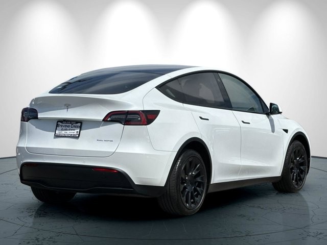 Tesla Model Y Vehicle Full-screen Gallery Image 04