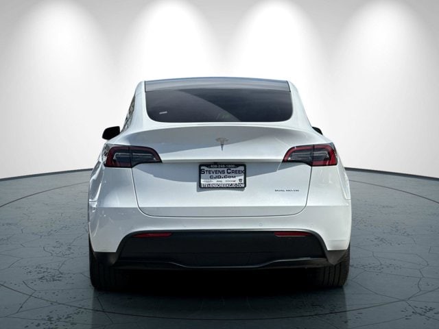 Tesla Model Y Vehicle Full-screen Gallery Image 05