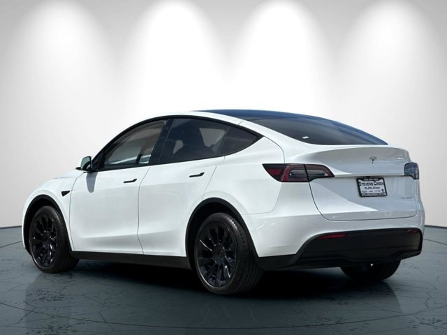 Tesla Model Y Vehicle Full-screen Gallery Image 06