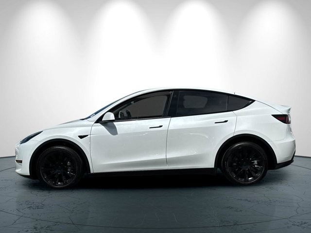Tesla Model Y Vehicle Full-screen Gallery Image 07