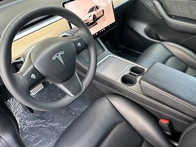 Tesla Model Y Vehicle Full-screen Gallery Image 10