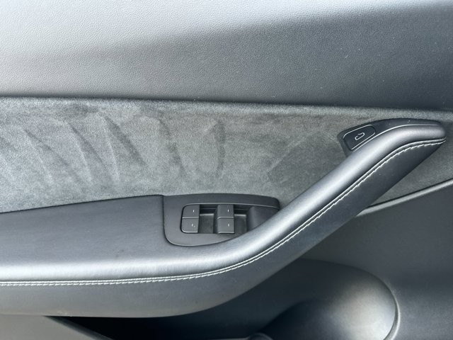 Tesla Model Y Vehicle Full-screen Gallery Image 11
