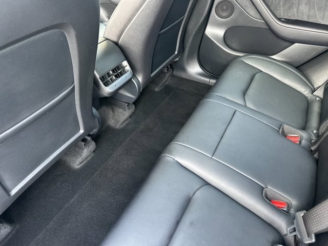 Tesla Model Y Vehicle Full-screen Gallery Image 12