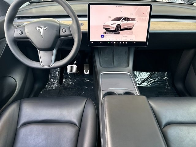 Tesla Model Y Vehicle Full-screen Gallery Image 13