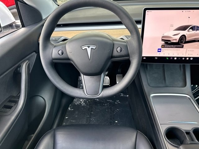 Tesla Model Y Vehicle Full-screen Gallery Image 14