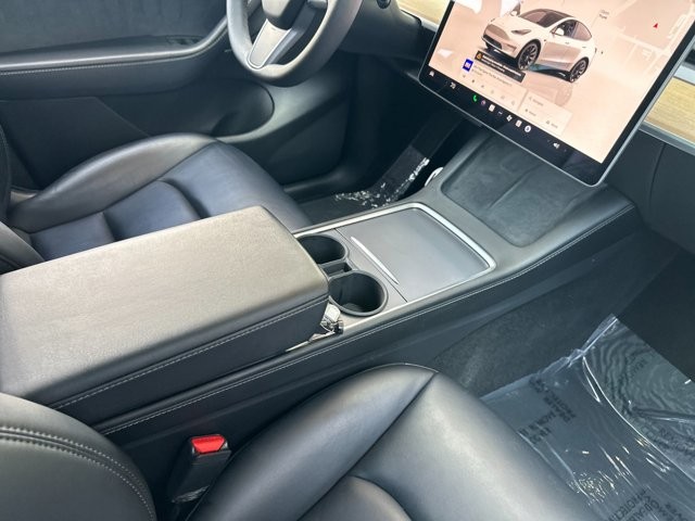 Tesla Model Y Vehicle Full-screen Gallery Image 16