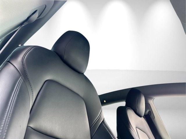 Tesla Model Y Vehicle Full-screen Gallery Image 17