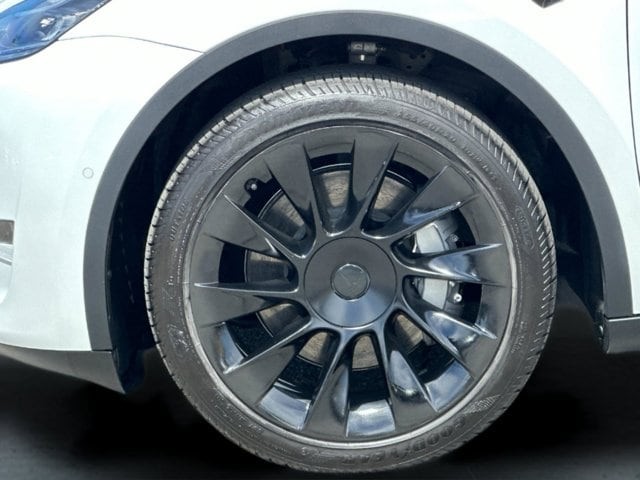 Tesla Model Y Vehicle Full-screen Gallery Image 24