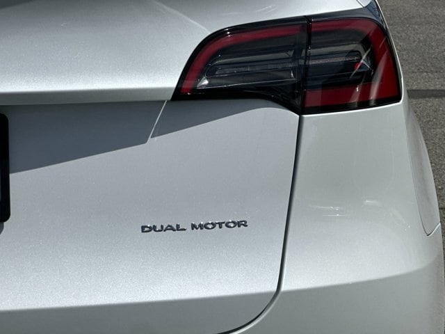 Tesla Model Y Vehicle Full-screen Gallery Image 25