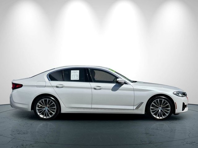 BMW 5 Series Vehicle Full-screen Gallery Image 03