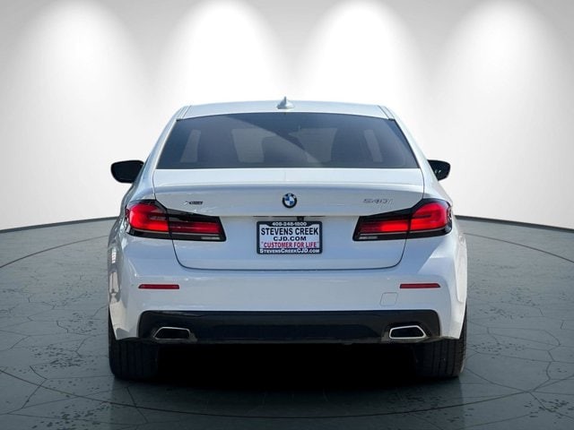 BMW 5 Series Vehicle Full-screen Gallery Image 05