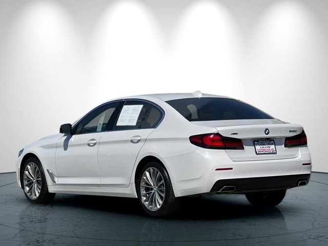 BMW 5 Series Vehicle Full-screen Gallery Image 06