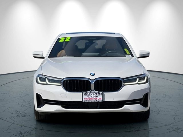 BMW 5 Series Vehicle Full-screen Gallery Image 09
