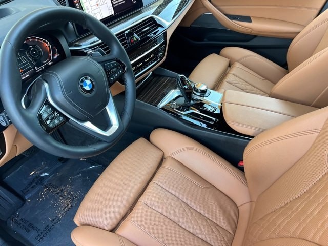 BMW 5 Series Vehicle Full-screen Gallery Image 10