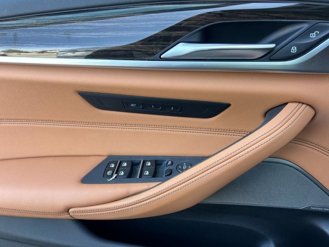 BMW 5 Series Vehicle Full-screen Gallery Image 11