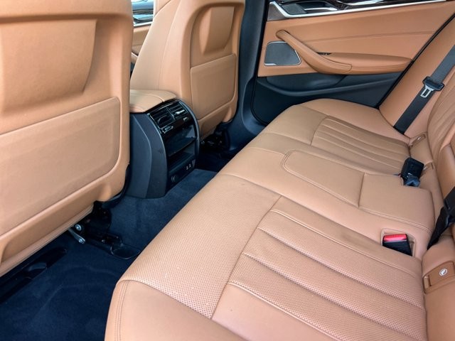 BMW 5 Series Vehicle Full-screen Gallery Image 12
