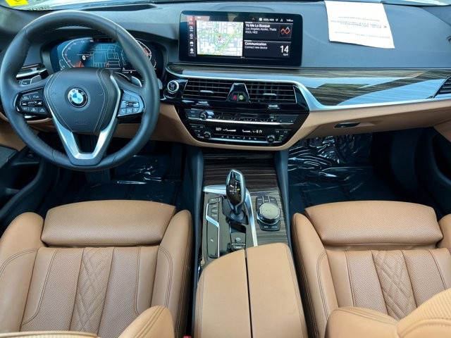BMW 5 Series Vehicle Full-screen Gallery Image 13