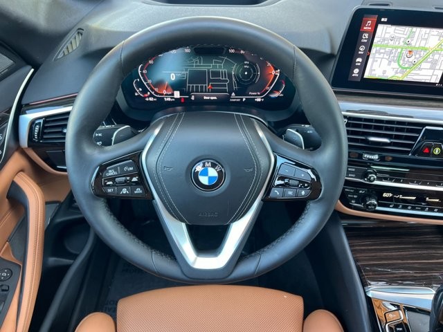 BMW 5 Series Vehicle Full-screen Gallery Image 14
