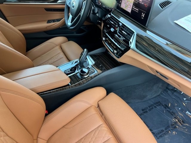 BMW 5 Series Vehicle Full-screen Gallery Image 15