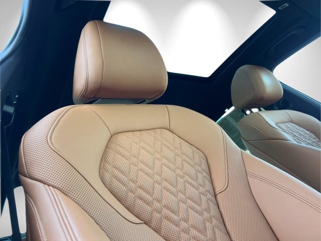 BMW 5 Series Vehicle Full-screen Gallery Image 16