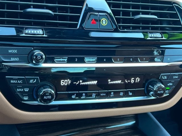 BMW 5 Series Vehicle Full-screen Gallery Image 20
