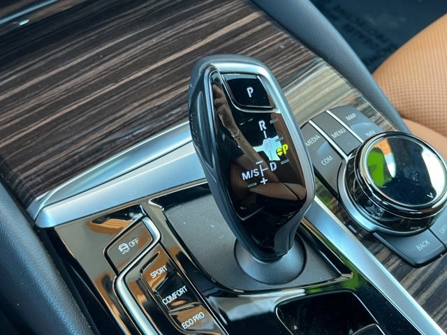 BMW 5 Series Vehicle Full-screen Gallery Image 21