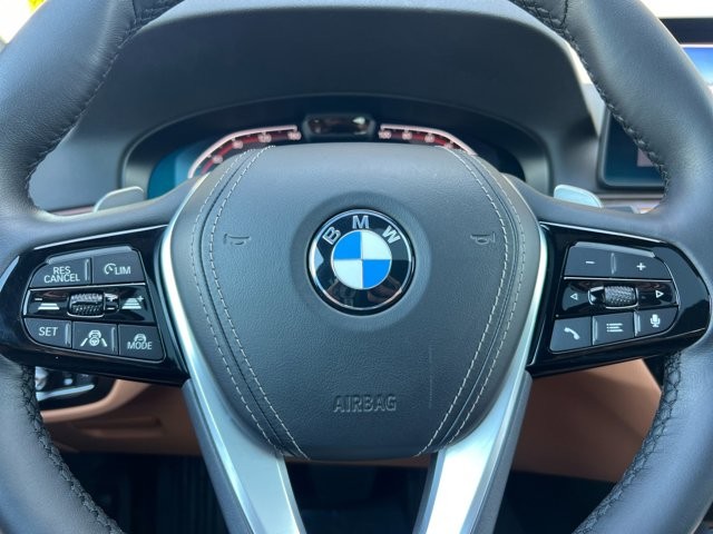 BMW 5 Series Vehicle Full-screen Gallery Image 23
