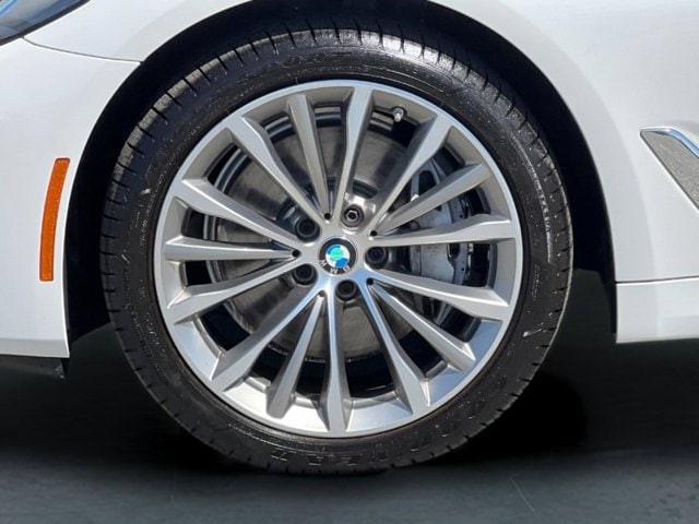 BMW 5 Series Vehicle Full-screen Gallery Image 25