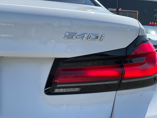 BMW 5 Series Vehicle Full-screen Gallery Image 26