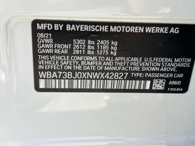 BMW 5 Series Vehicle Full-screen Gallery Image 28