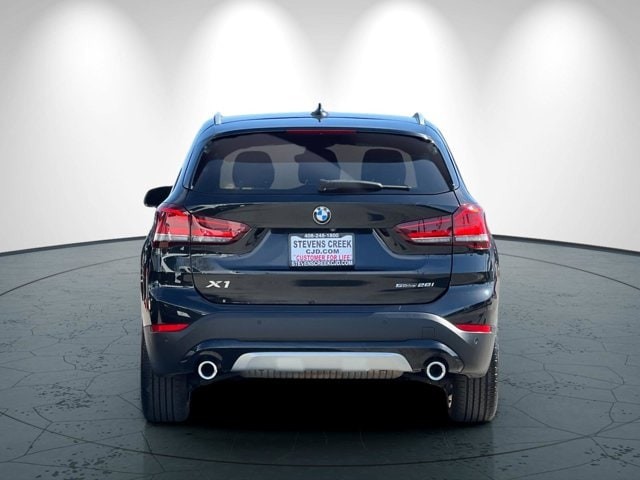 BMW X1 Vehicle Full-screen Gallery Image 05