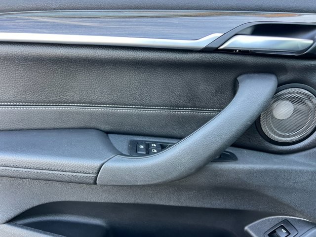 BMW X1 Vehicle Full-screen Gallery Image 11