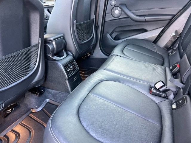BMW X1 Vehicle Full-screen Gallery Image 12