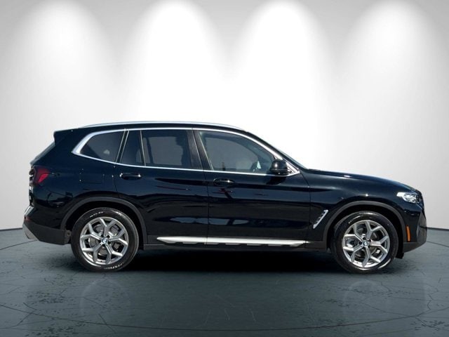 BMW X3 Vehicle Full-screen Gallery Image 03