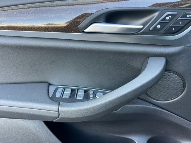 BMW X3 Vehicle Full-screen Gallery Image 11