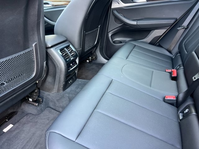 BMW X3 Vehicle Full-screen Gallery Image 12